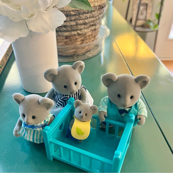 Li’l Woodzeez The Canberra Koalas • Miniature Animal Figurine Set + Crib - Picture 7 of 7